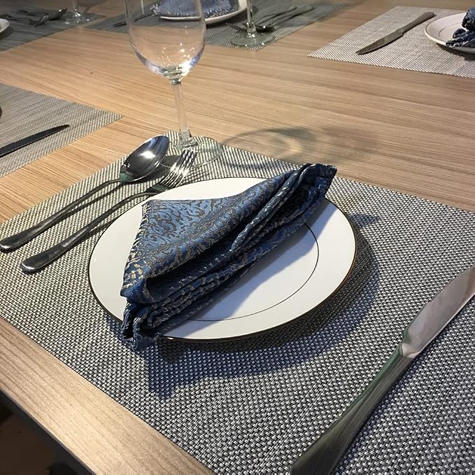 WAZAIGUR Placemats,Easy to Clean Crisscross Woven Vinyl Place Mats Durable Non-Slip Heat Resistant Table Mats,Placemats for Kitchen Table Set of 4,Silver and Black