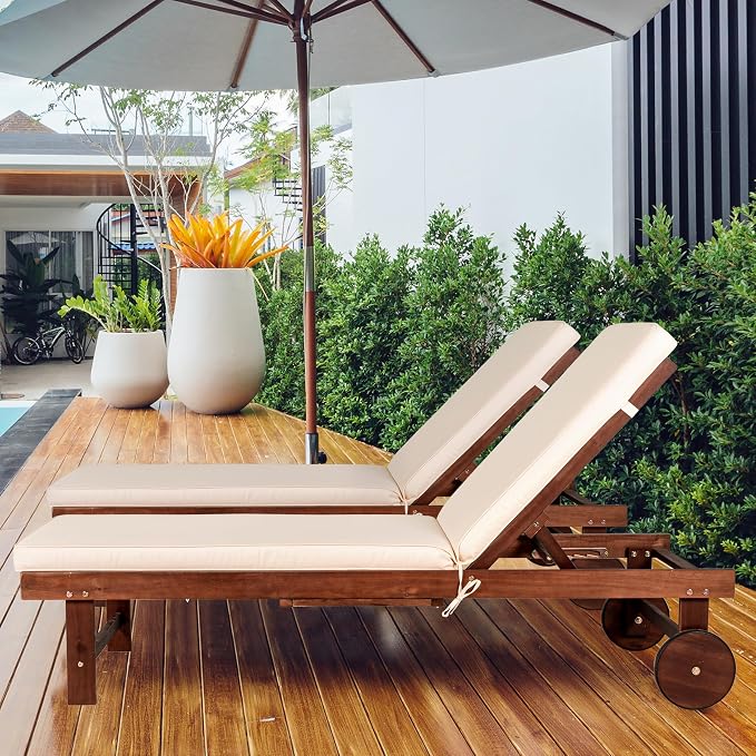 JONATHAN Y Seabrook 23.62" x 68.9" Acacia Wood Outdoor Chaise, Dark Brown | 5-Position Adjustable Back, Ivory Polyester Cushion, Pull-Out Side Table, Built-In Wheels, 600lb Capacity, Modern Coastal
