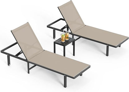 Pool Lounge Chairs Set of 3 (2 Loungers + 1 Side Table)，Outdoor Lounge Chairs with Wheels and 5-Position Recliner, Aluminum Patio Lounge Chair for Poolside, Deck (Khaki)
